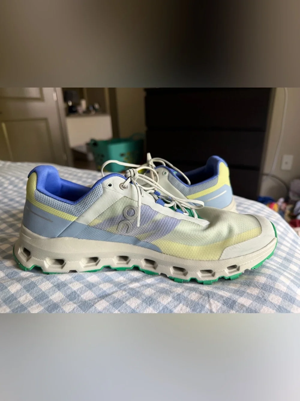 Men’s On Cloudvista trail running sneakers size 10